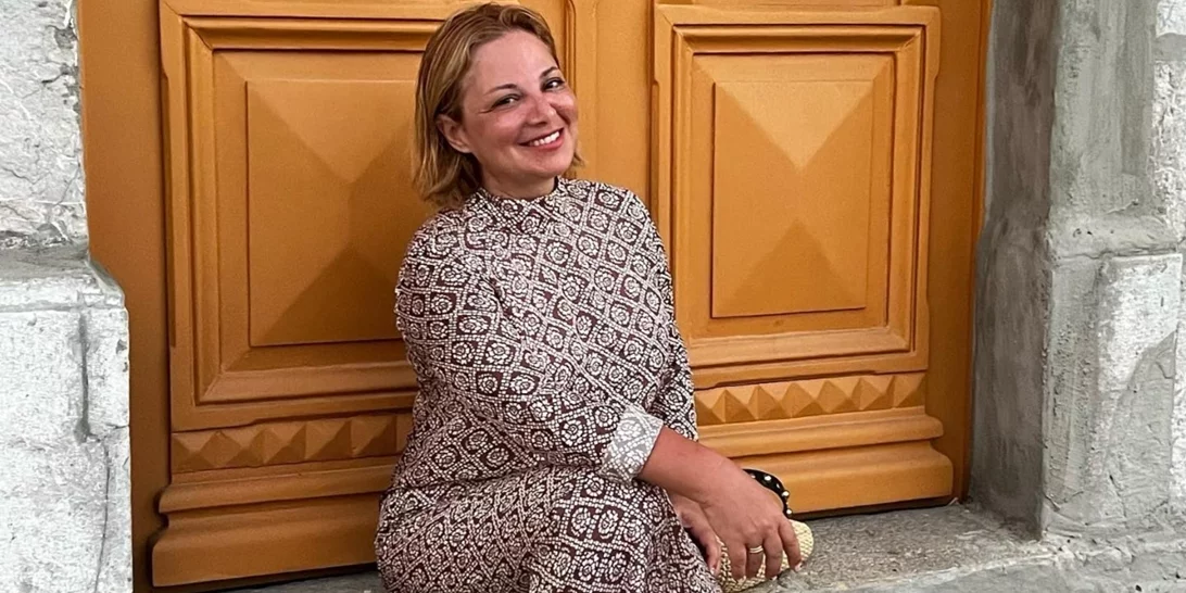 Η Νάνσυ Ζαμπέτογλου φόρεσε το Zara τζιν παντελόνι που θα κάνει τα πόδια σου να φαίνονται πιο ψηλά