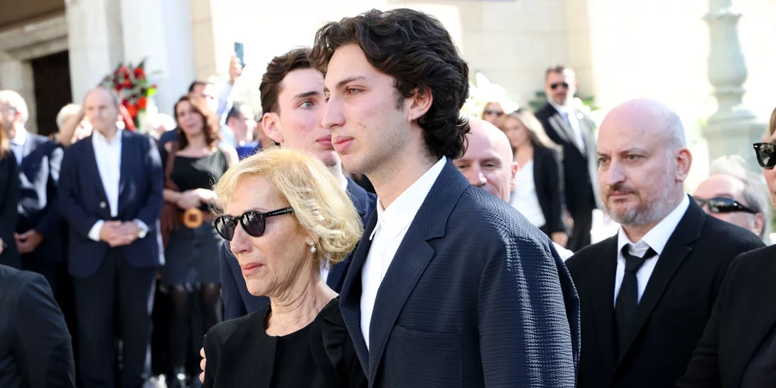 Ο γιος του Διονύση Σαββόπουλου σοκάρει στον επικήδειο | "Ο πατέρας μου είχε δύο ζωές - Τον χάναμε για 9 μήνες"