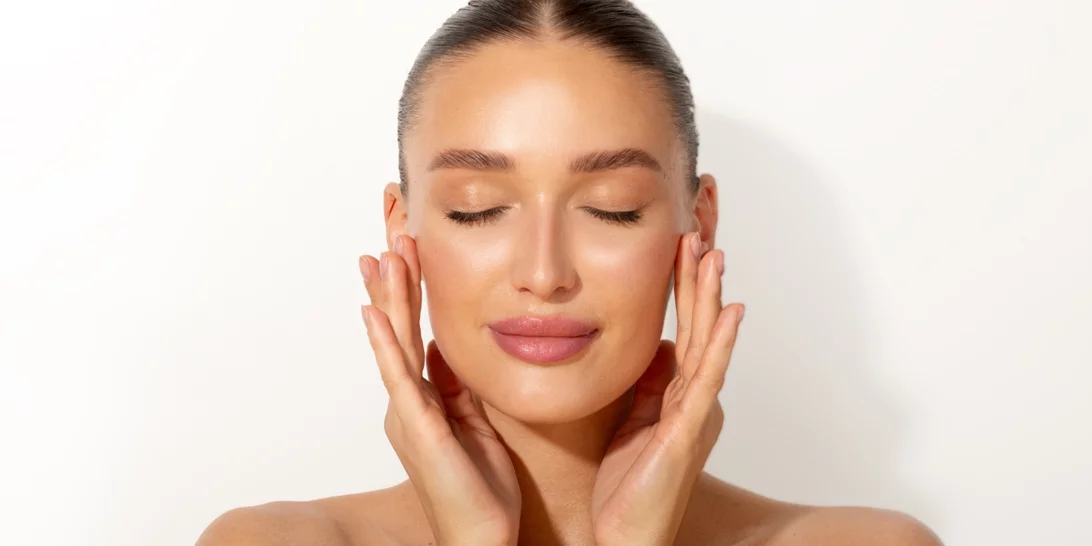 Ξύπνησες πρησμένη; Αυτό το μασάζ "ξεφουσκώνει" αμέσως το πρόσωπο