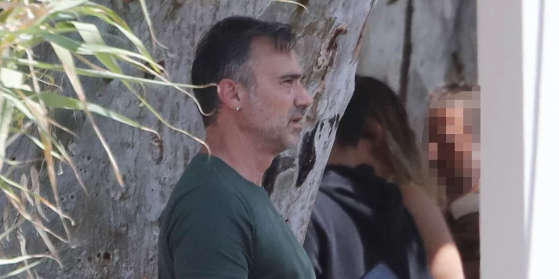 Γιώργος Καπουτζίδης | Μας ανοίγει το υπνοδωμάτιο του σπιτιού του στην Αίγινα