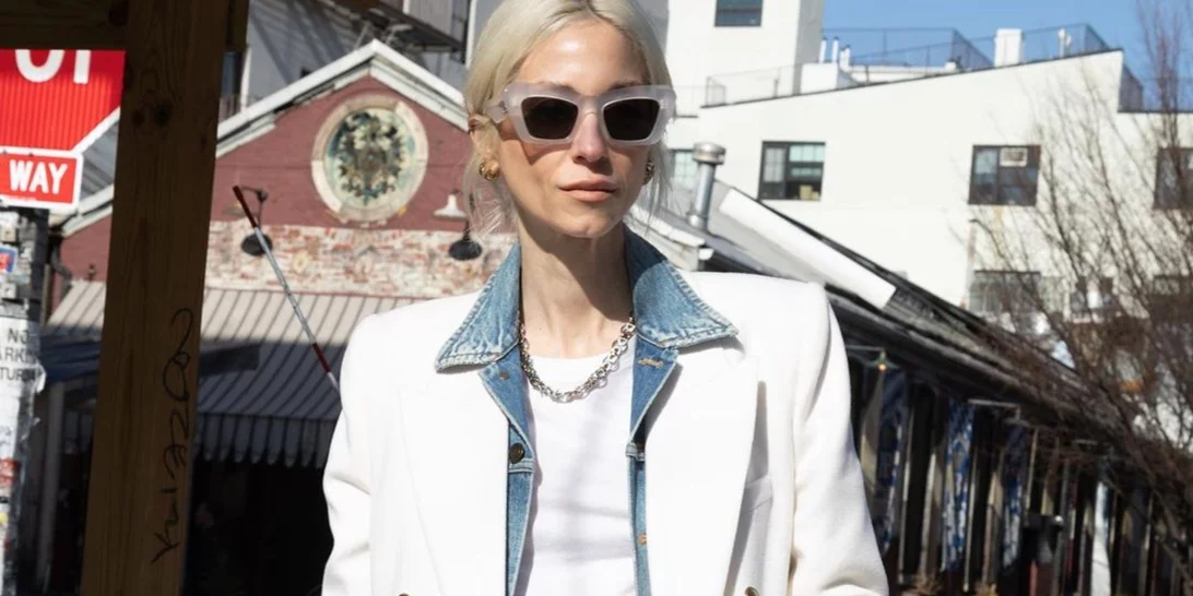 Το casual look της Σοφίας Καρβέλα είναι ο πιο cool τρόπος να φορέσεις το κόκκινο χρώμα