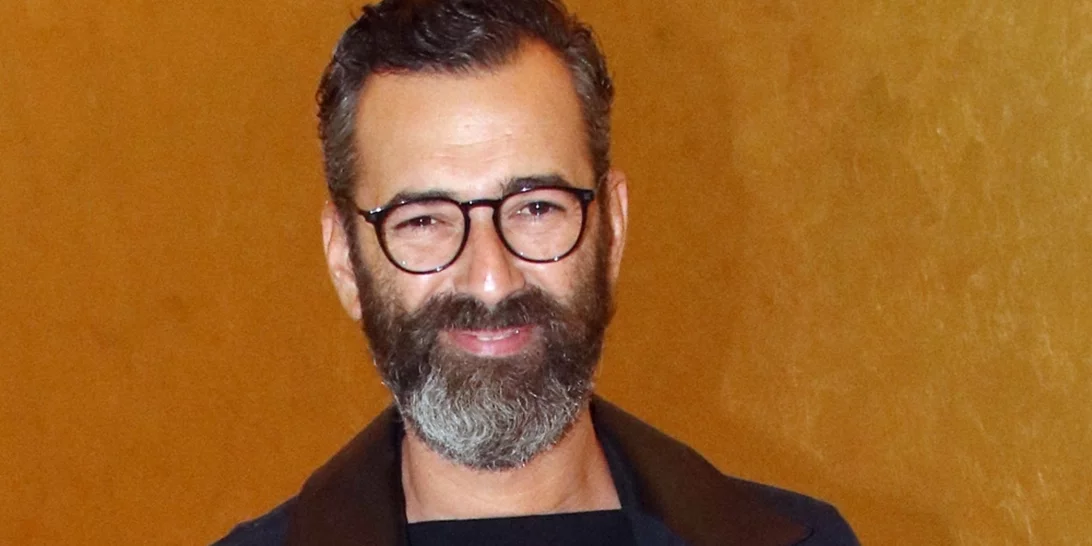 Ο Άγγελος Μπράτης ποζάρει με κόκκινα ψηλοτάκουνα πέδιλα