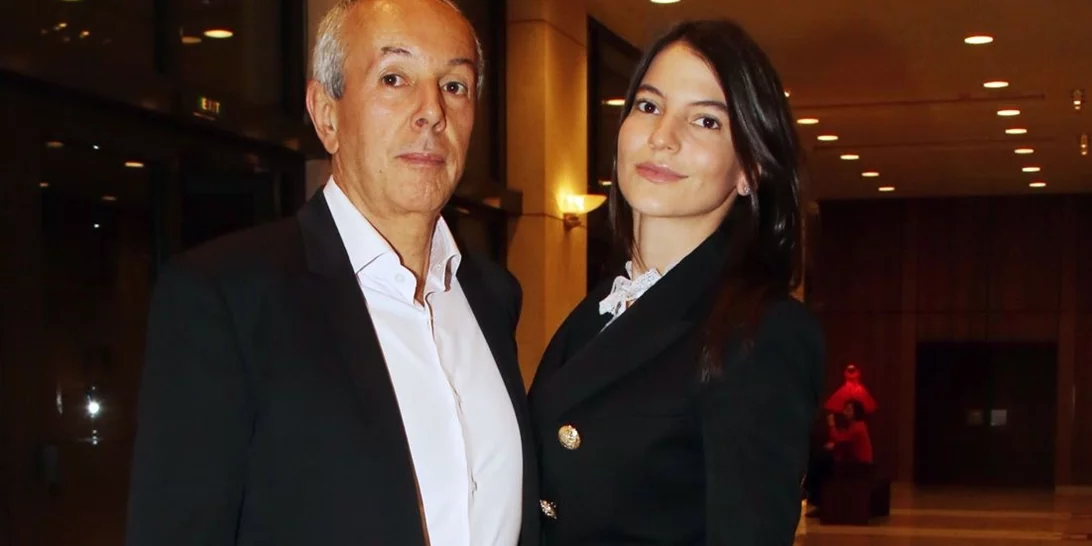 Δήμητρα Κούστα | Με μίνι και λαμπερό σιθρού τοπ στην πρεμιέρα της Άννας Βίσση