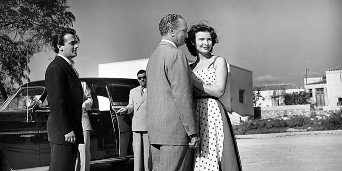 Τζένη Καρέζη | Στα παρασκήνια της ταινίας "Λατέρνα, φτώχεια και φιλότιμο" με τα iconic γυαλιά ηλίου των 50s