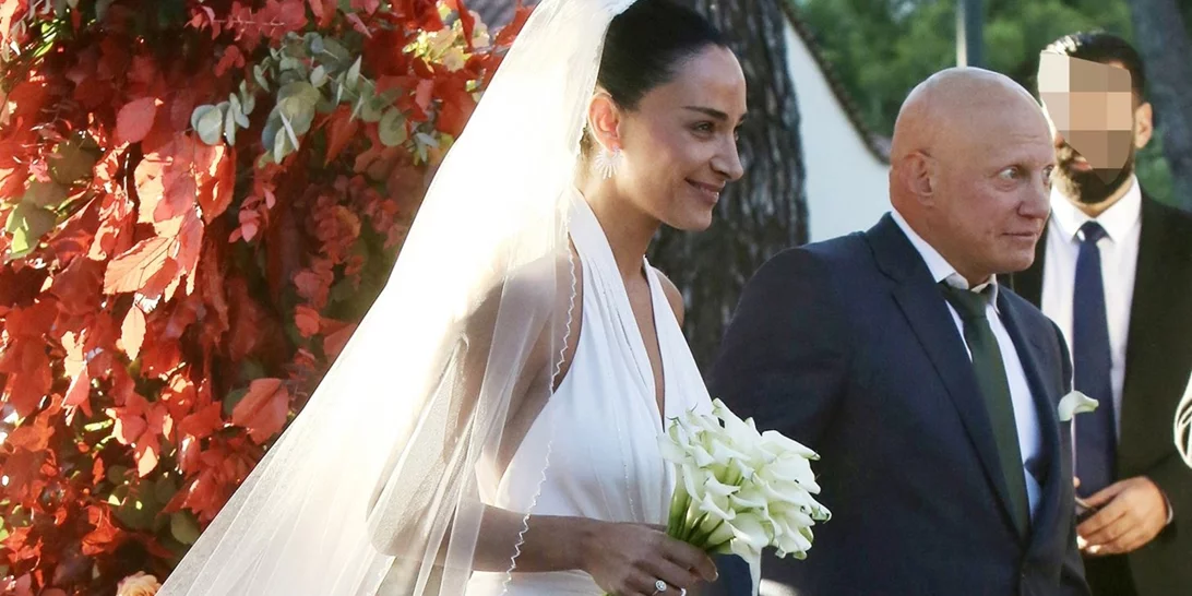 Γάμος Παύλου Βαρδινογιάννη | Ο minimal φθινοπωρινός στολισμός και τα τρία παρανυφάκια που συνόδευσαν τη νύφη