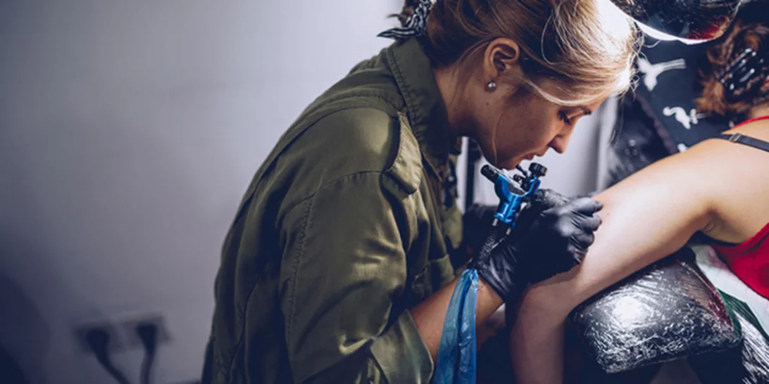 Οι Ουκρανοί κάνουν τατουάζ για τον πόλεμο, για να θυμούνται για πάντα τι περνούν