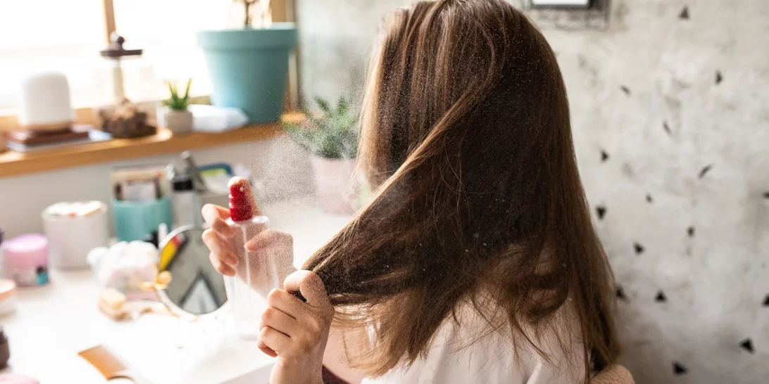 3 απροσδόκητοι τρόποι για να χρησιμοποιήσεις το dry shampoo στην καθημερινότητά σου