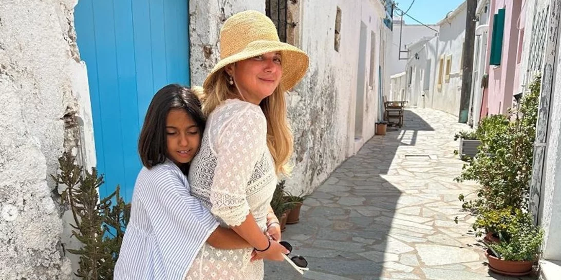 Νάνσυ Ζαμπέτογλου | Βουτιές με chic oλόσωμο μαγιό στη Μεσσηνία