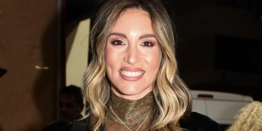 Αθηνά Οικονομάκου | Θεατρική βραδιά παρέα με φίλους- Η μάξι φούστα που κέρδισε τα βλέμματα