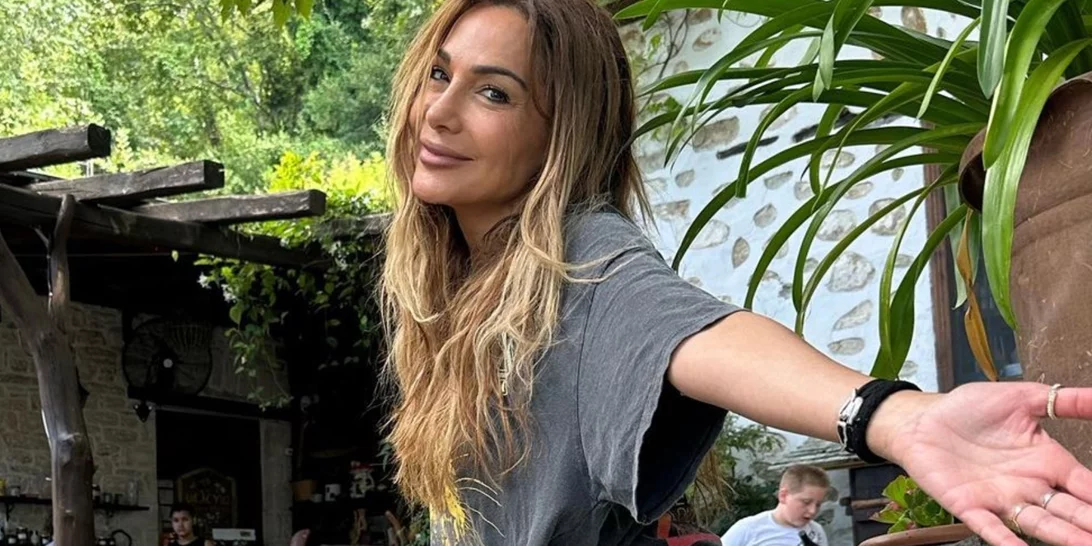 Η Δέσποινα Βανδή στο σπίτι της στη Φιλοθέη | Με ασπρόμαυρα έπιπλα και πολλά λουλούδια