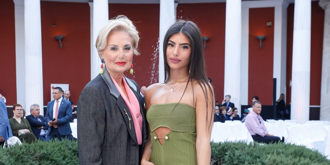 Η Δέσποινα Γιαννακοπούλου τραγουδά και χορεύει, φορώντας ένα mini μαύρο φόρεμα και ενθουσιάζει το TikTok