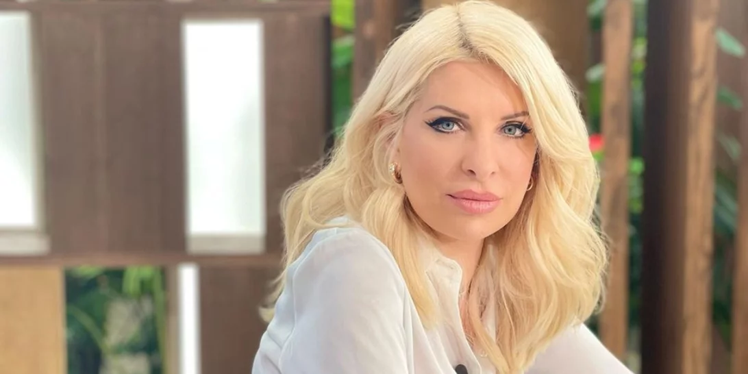 Η Ελένη Μενεγάκη φόρεσε το λευκό πουκάμισο με τον αγαπημένο τρόπο της Carrie Bradshaw