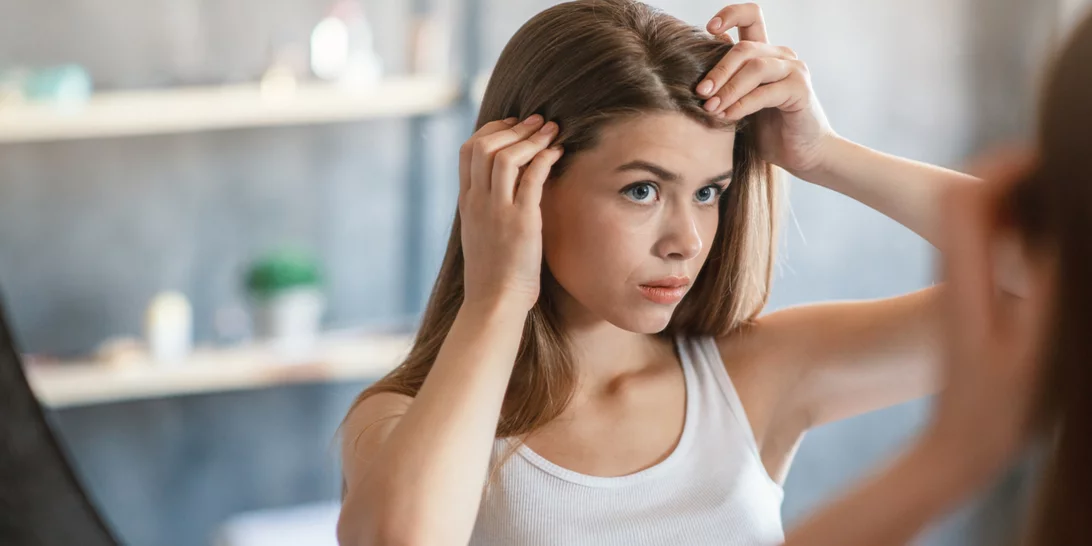 Βγήκε η ρίζα και δεν έχεις χρόνο να πας κομμωτήριο; Δες πώς θα την καλύψεις στο σπίτι