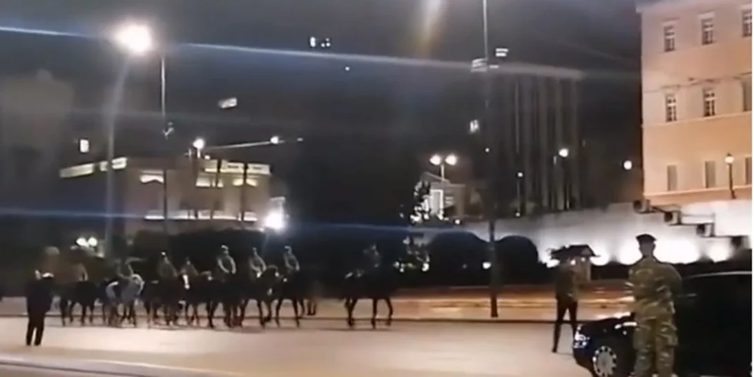 Βγήκε το... ιππικό | Γιατί είδαμε άλογα και αναβάτες σε Αμαλίας και Πανεπιστημίου τα ξημερώματα [βίντεο]