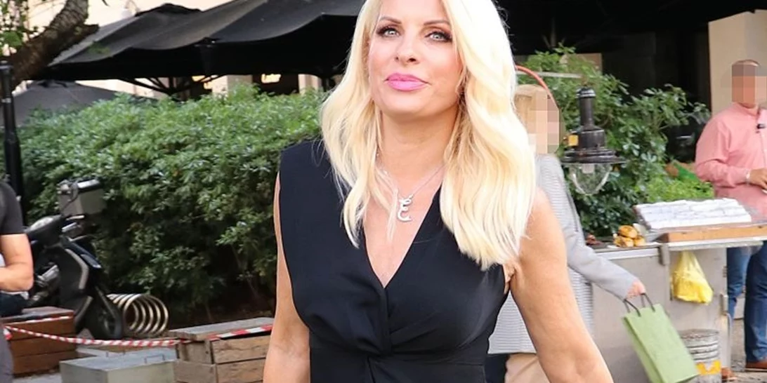 Η Ελένη Μενεγάκη με μαύρο φόρεμα σε σπάνια βραδινή έξοδο