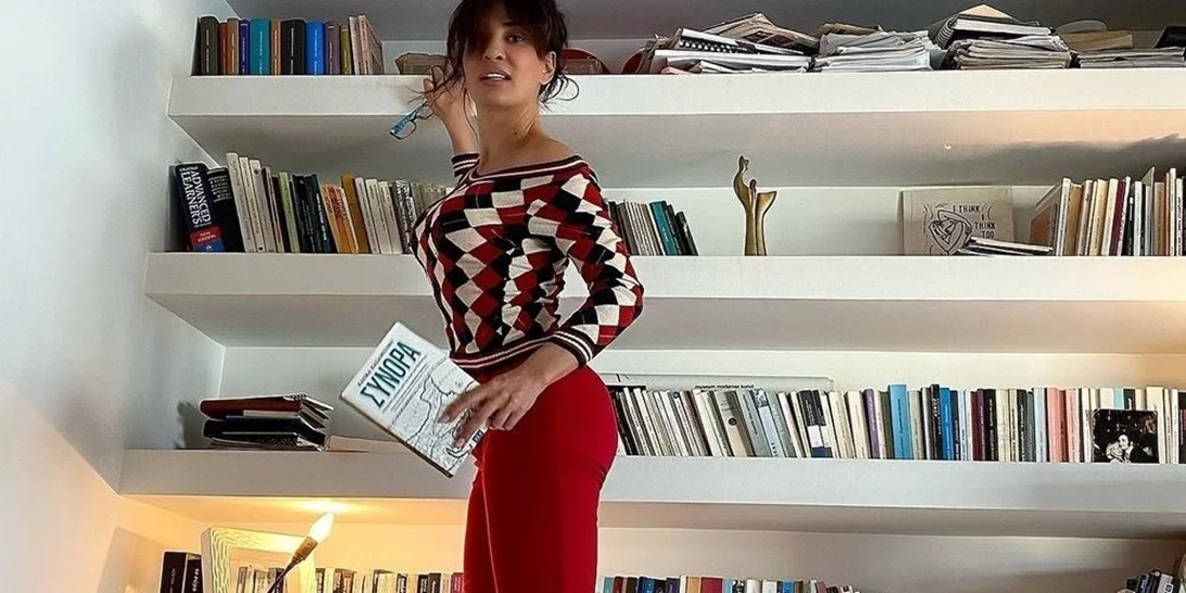 Στο σπίτι της Δήμητρας Ματσούκα στο Παγκράτι | Minimal και γεμάτο φρέσκα λουλούδια