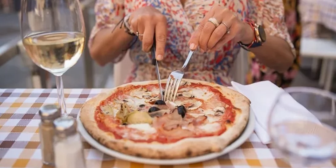 Πώς οι Ιταλοί τρώνε πίτσα κάθε μέρα και παραμένουν αδύνατοι – Η αλήθεια πίσω από το μεσογειακό πιάτο