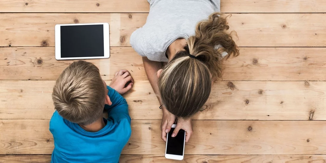 Γονείς | Πρέπει να "παρακολουθούμε" τα κινητά και τα tablet των έφηβων παιδιών μας;