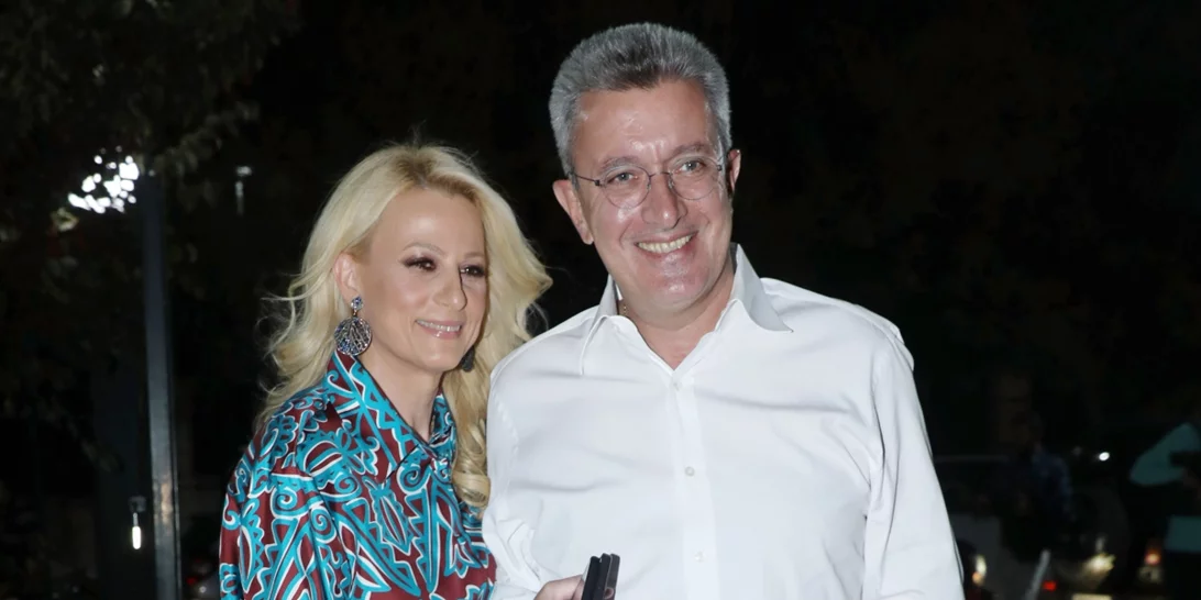 Νίκος Χατζηνικολάου-Κρίστη Τσολακάκη | Η σπάνια βραδινή έξοδος του ζευγαριού στο Θέατρο Άλσος