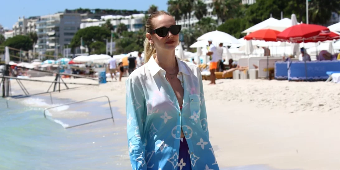 Πώς θα δημιουργήσεις μία κομψή εμφάνιση στην παραλία | Οι fashion influencers προτείνουν