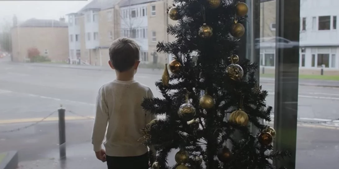 M. Βρετανία | Το συγκινητικό βίντεο για τα "φτωχικά" Χριστούγεννα που έχει γίνει viral