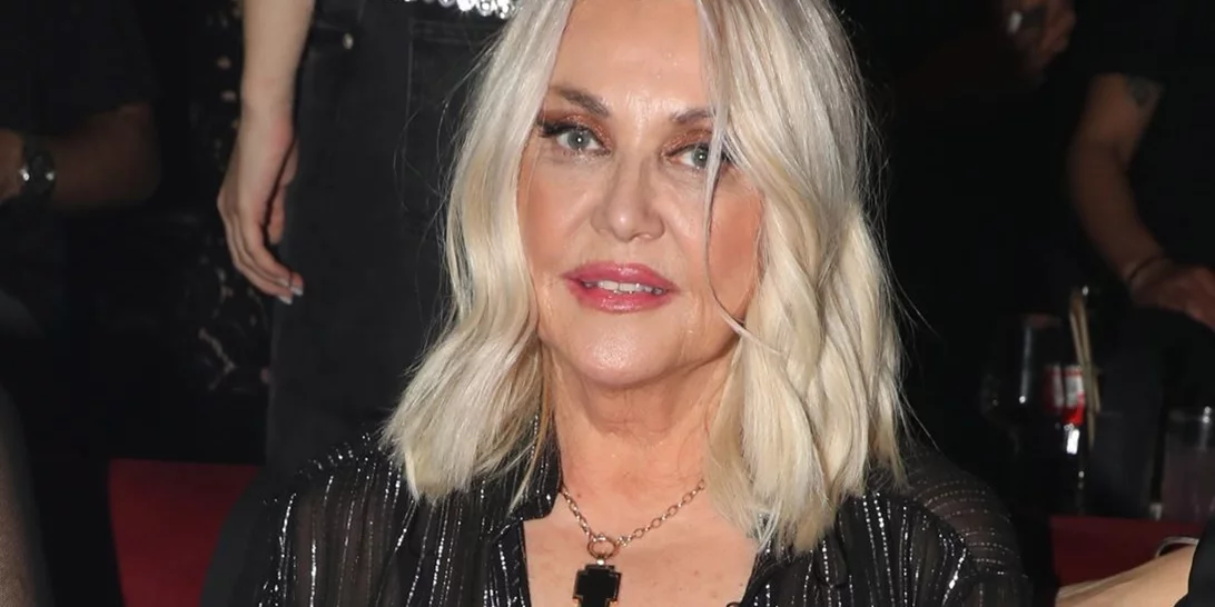 Η Ρούλα Κορομηλά φωτογραφίζεται με ένα body και ένα σακάκι - "Model"