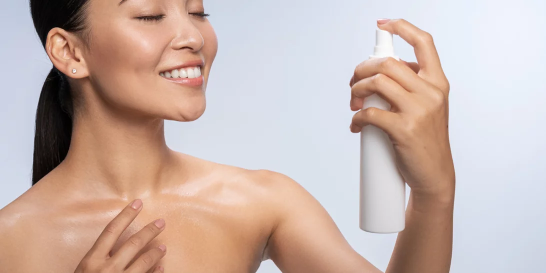 Το ενυδατικό (και πολύ δροσιστικό) water mist που χρειάζεσαι οπωσδήποτε στις διακοπές σου - και όχι μόνο