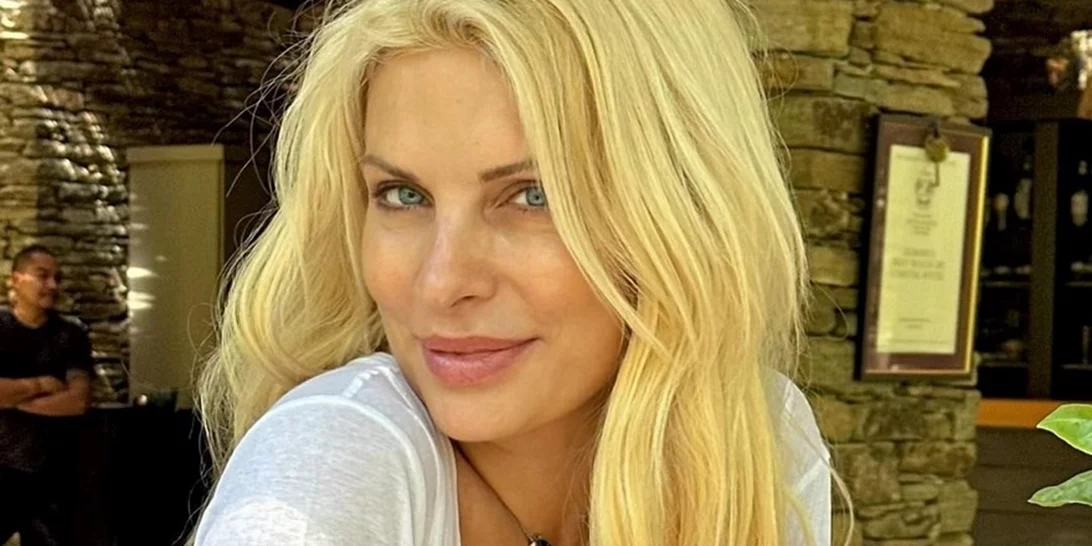 Eλένη Μενεγάκη | Μετά το αεροδρόμιο τώρα στο σαλόνι του πλοίου με τους υπόλοιπους επιβάτες