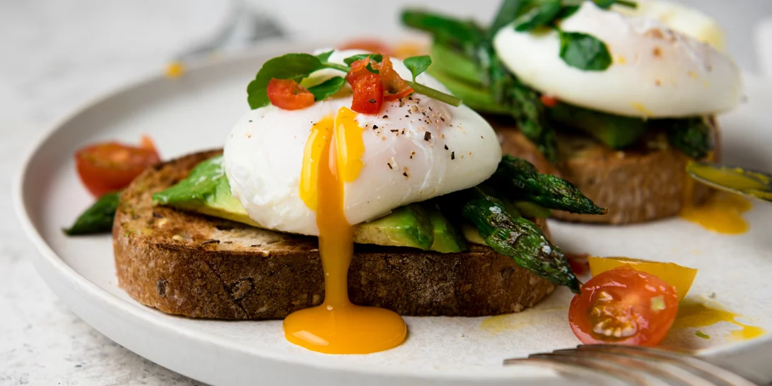 Το απόλυτο hack για να φτιάξεις τα πιο τέλεια αυγά ποσέ