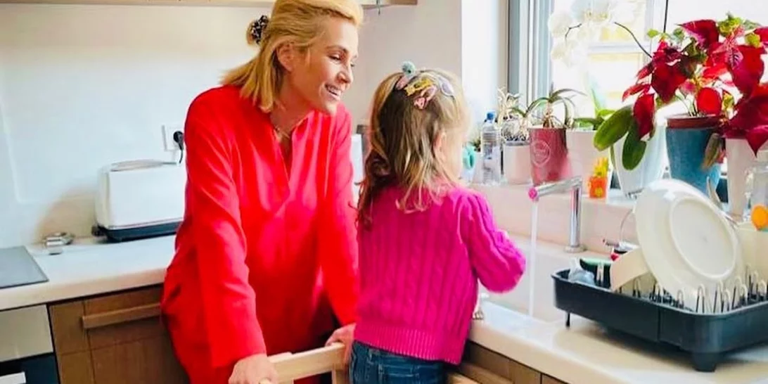 "Σαν αμαζόνα" | Περήφανη μαμά η Τζένη Μπότση απαθανατίζει την κόρη της να ιππεύει