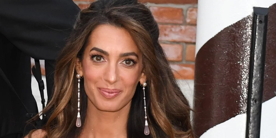 Amal Clooney | 3 αλλαγές στην εμφάνισή της που την έκαναν να δείχνει 10 χρόνια νεότερη