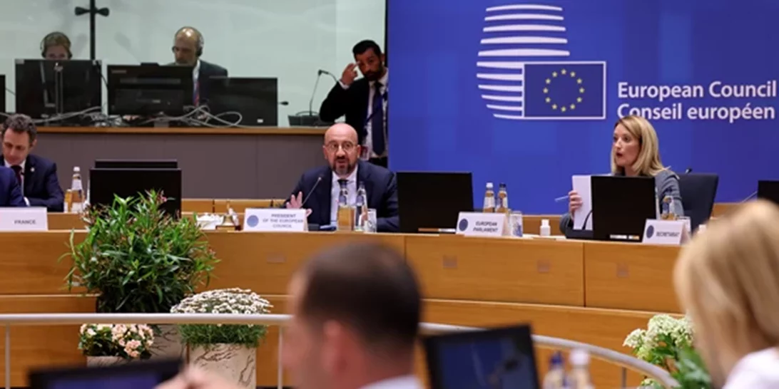 Σύνοδος Κορυφής | Μεταμεσονύκτια συμφωνία των "27" για την επιβολή εμπάργκο στο ρωσικό πετρέλαιο