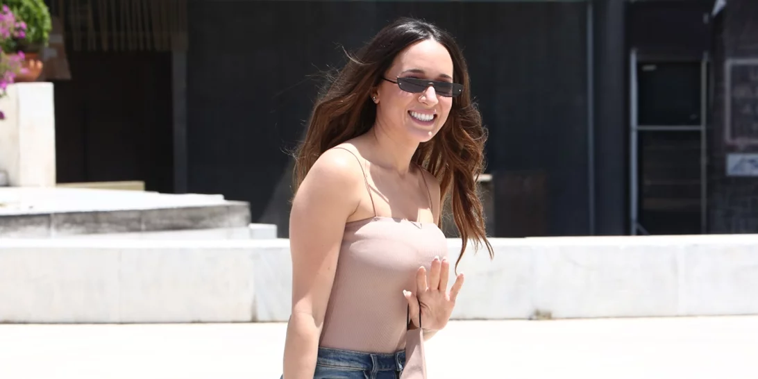 Η Καλομοίρα επέστρεψε στην Ελλάδα | Τι απαντάει για την παρουσίαση του J2US