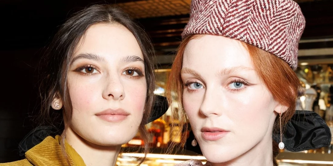 Πώς θα περιορίσεις πραγματικά το φριζάρισμα στα μαλλιά τις μέρες με υγρασία