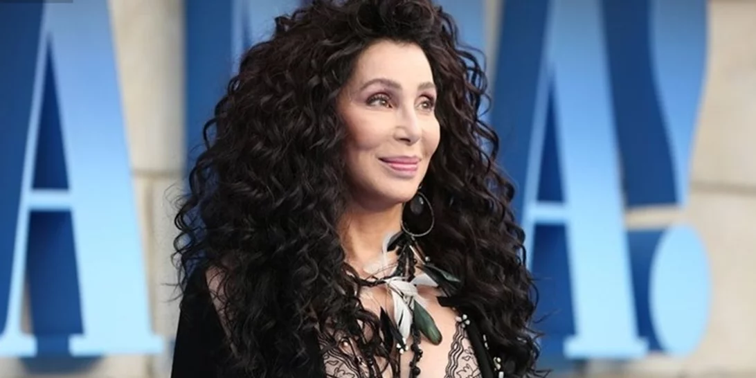 45 χρόνια πριν | Το θρυλικό ζευγάρι Cher και Val Kilmer με το χαρακτηριστικό mullet κούρεμα της εποχής