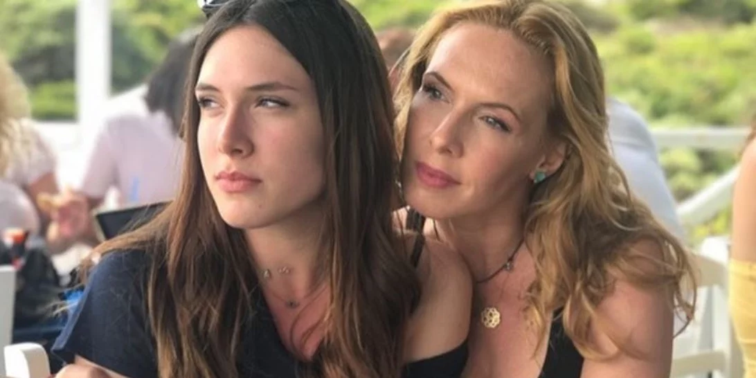 Εβελίνα Παπούλια | Κινηματογραφική βραδιά με την κόρη της και τον σύντροφο της νεαρής ηθοποιού