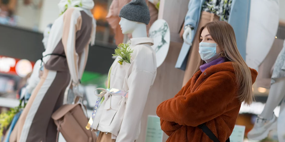 ΗΠΑ | Υποχρεωτικές μάσκες, τεστ κορονοϊού (Covid-19), καθώς η Εβδομάδα Μόδας της Νέας Υόρκης υιοθετεί τη "νέα κανονικότητα"