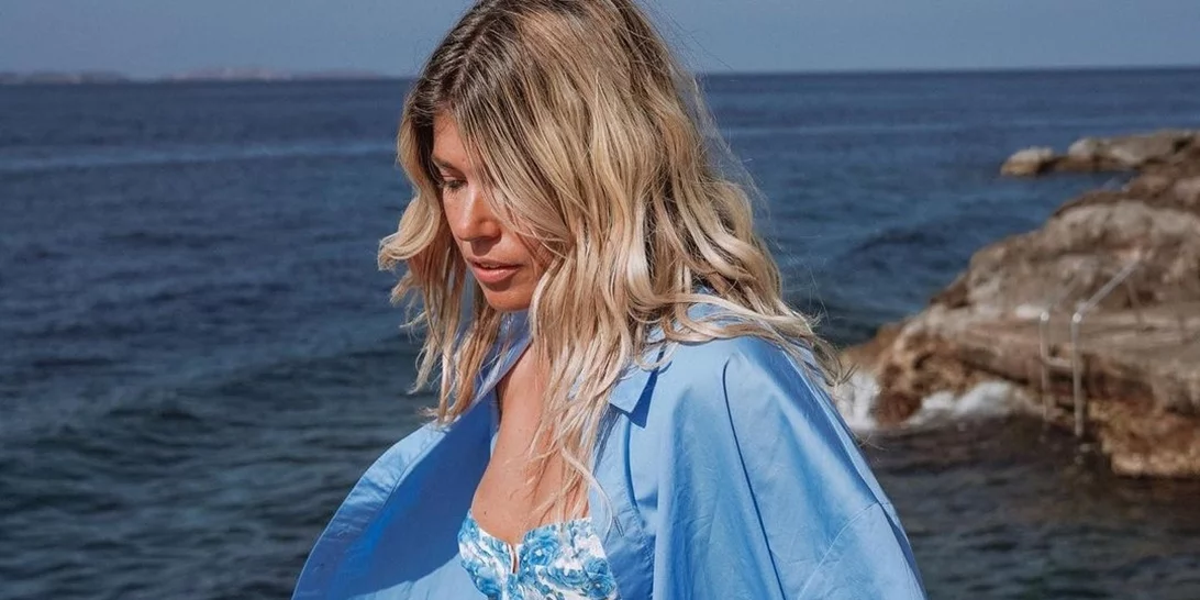 Mermaid vibes | Όλες οι διάσημες Ελληνίδες με τα πιο hot (σπαστά) μαλλιά για την παραλία - και όχι μόνο