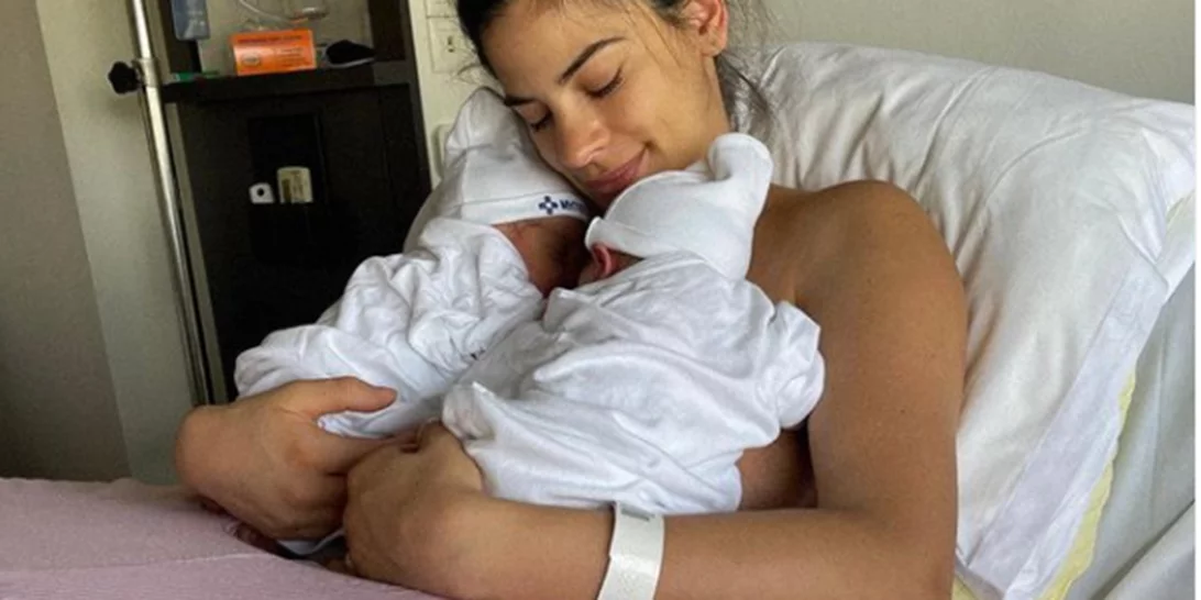 Η Χριστίνα Μπόμπα απαθανατίζεται σε ένα τρυφερό στιγμιότυπο να κοιμάται με τα δίδυμα