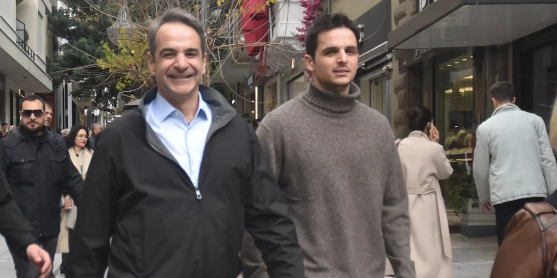 Κυριάκος Μητσοτάκης | Με τον γιο του, Κωνσταντίνο στο κέντρο της Αθήνας