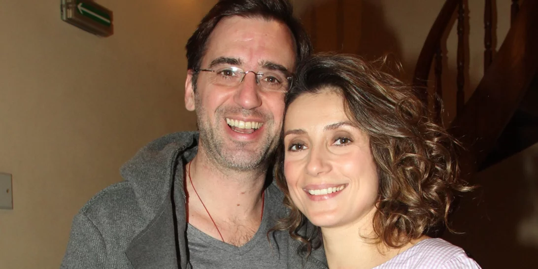 Mε maxi black dress και τον Νικηφόρο Χαραγκιώνη στο πλευρό της | Η Ευδοκία Ρουμελιώτη στην avant premiere της σειράς "Τρομεροί Γονείς"