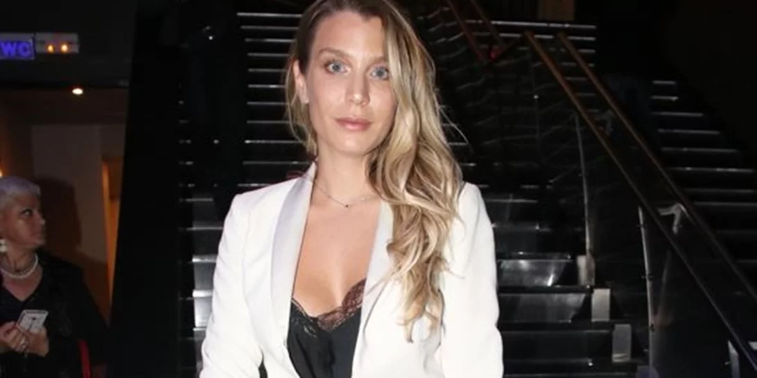 3,5 μήνες μετά | Η Κατρίνα Τσάνταλη με ροζ κοστούμι στην πρώτη της εμφάνιση μετά τον ερχομό του γιου της