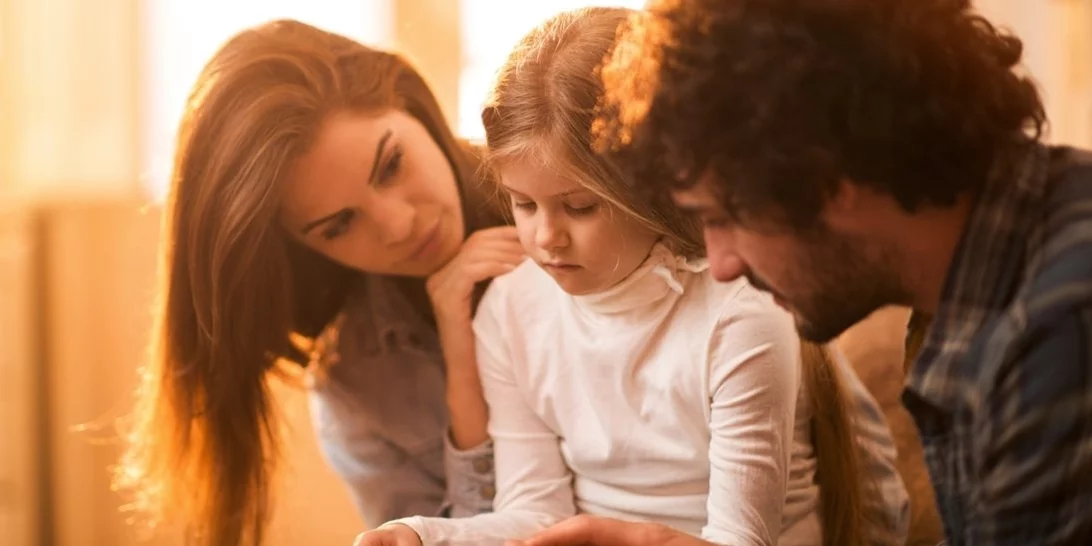 "Ο πόνος υπάρχει στον κόσμο και δεν υπάρχει πάντα δικαιοσύνη"- Μια ψυχοθεραπεύτρια εξηγεί πώς μιλάμε στα παιδιά για τη θλίψη και τον θυμό