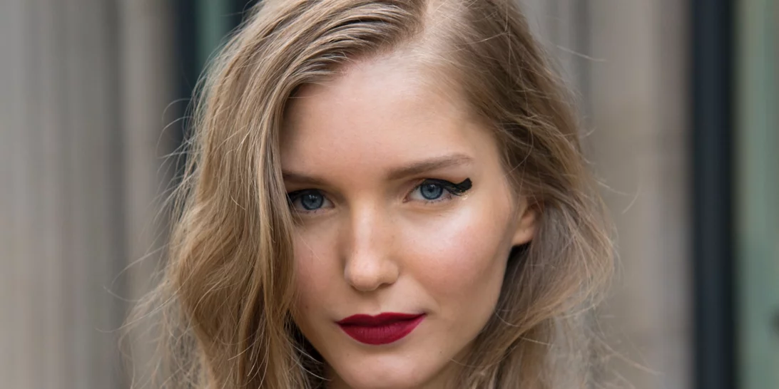 Champagne Rinse | Το μυστικό που φέρνει γούρι και κάνει τα μαλλιά να λάμπουν το βράδυ της Πρωτοχρονιάς