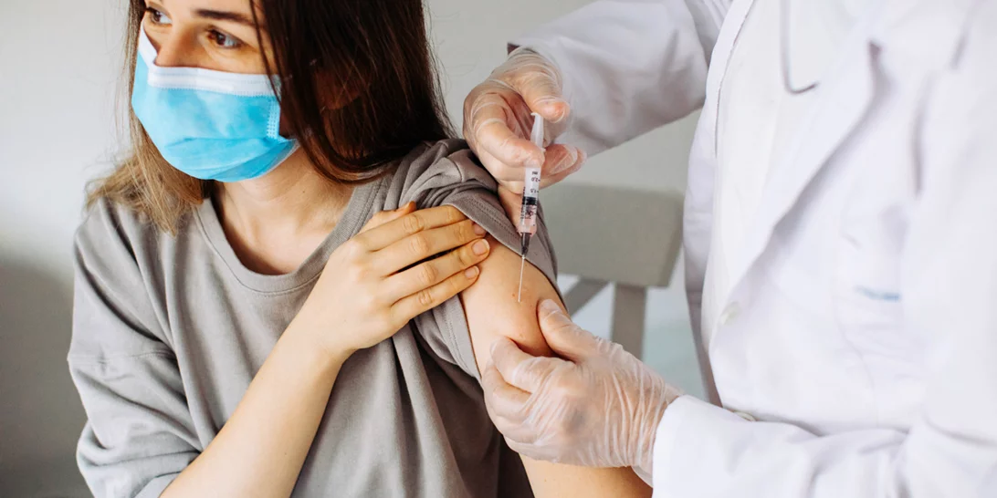 Τρίτη δόση εμβολίου | Την Παρασκευή ανοίγει η πλατφόρμα για όλους τους πολίτες άνω των 18 ετών