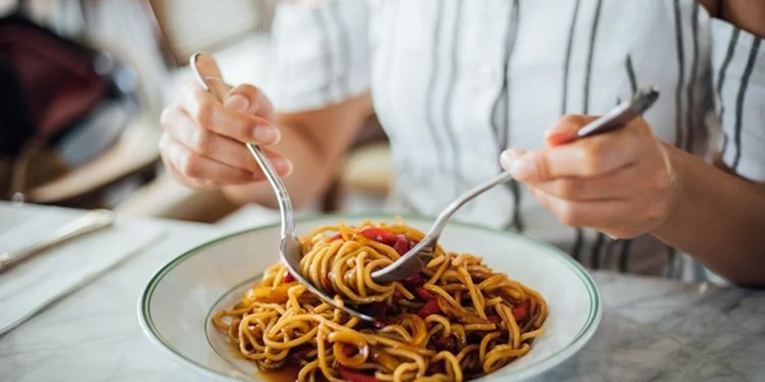 Πεινάς συνέχεια; Οι 6 ορμόνες που κρύβονται πίσω από την όρεξή σου