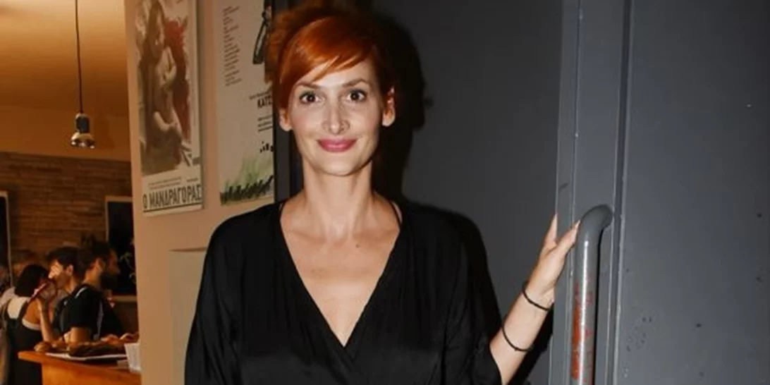 Μαρία Κωνσταντάκη | Η σέξι εμφάνιση με κοντή δερμάτινη φούστα και statement καλσόν