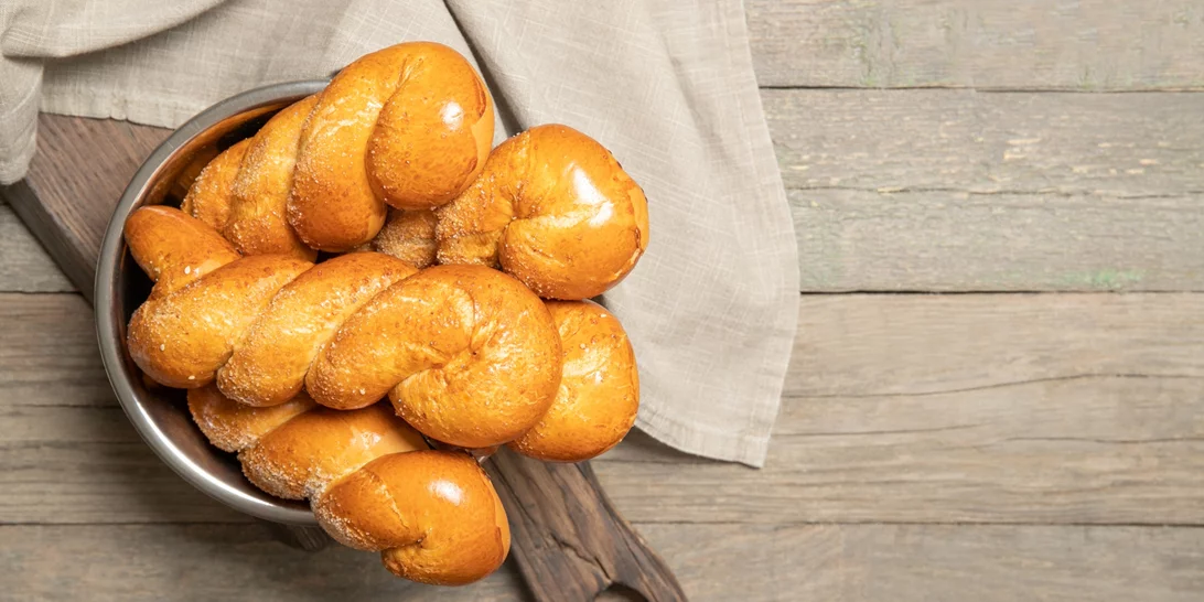 Πασχαλινά κουλουράκια | Η πανεύκολη συνταγή χωρίς μίξερ του Άκη Πετρετζίκη, για να μοσχομυρίσει το σπίτι