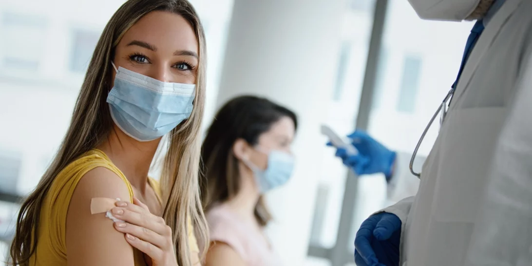 Κορονοϊός | H 3η δόση του εμβολίου μειώνει έως 93% τον κίνδυνο νοσηλείας και βαριάς Covid-19