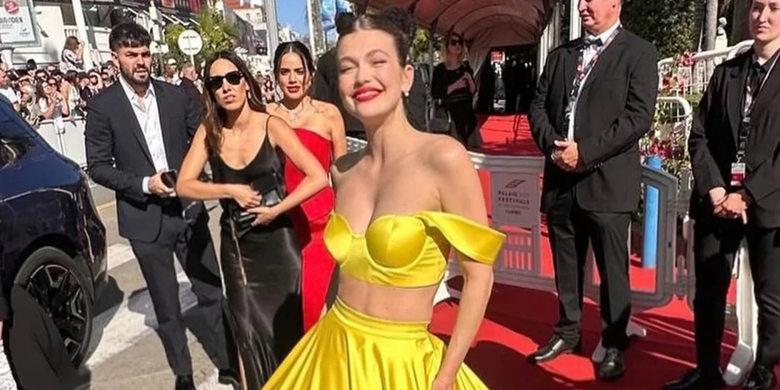 Πιο εντυπωσιακή από ποτέ | Η Κλέλια Ανδριολάτου με κίτρινο twin set στο κόκκινο χαλί του Φεστιβάλ Καννών.